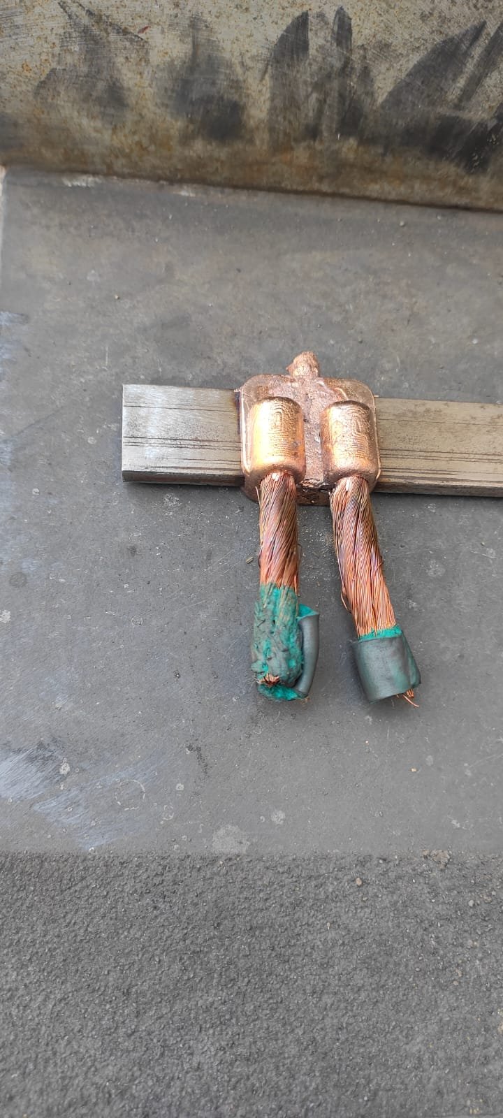 Vertical T-joint 25x6 mm strip to 35 sqmm double cable